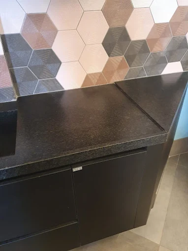 Bancada de granito preto com acabamento reto em cozinha