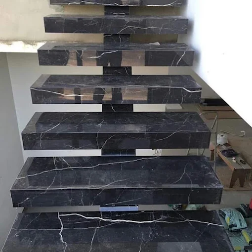 Escada flutuante com degraus em mármore preto marquina